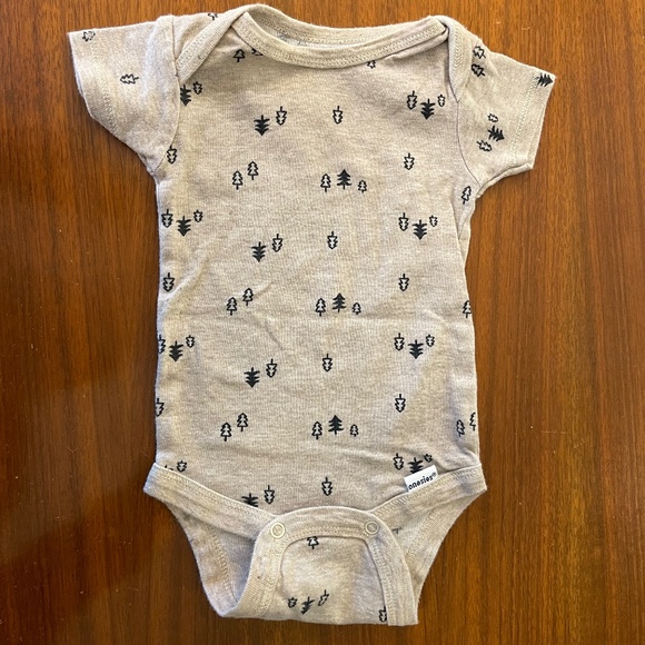4-pack of Newborn Onsies - Picture 8 of 9